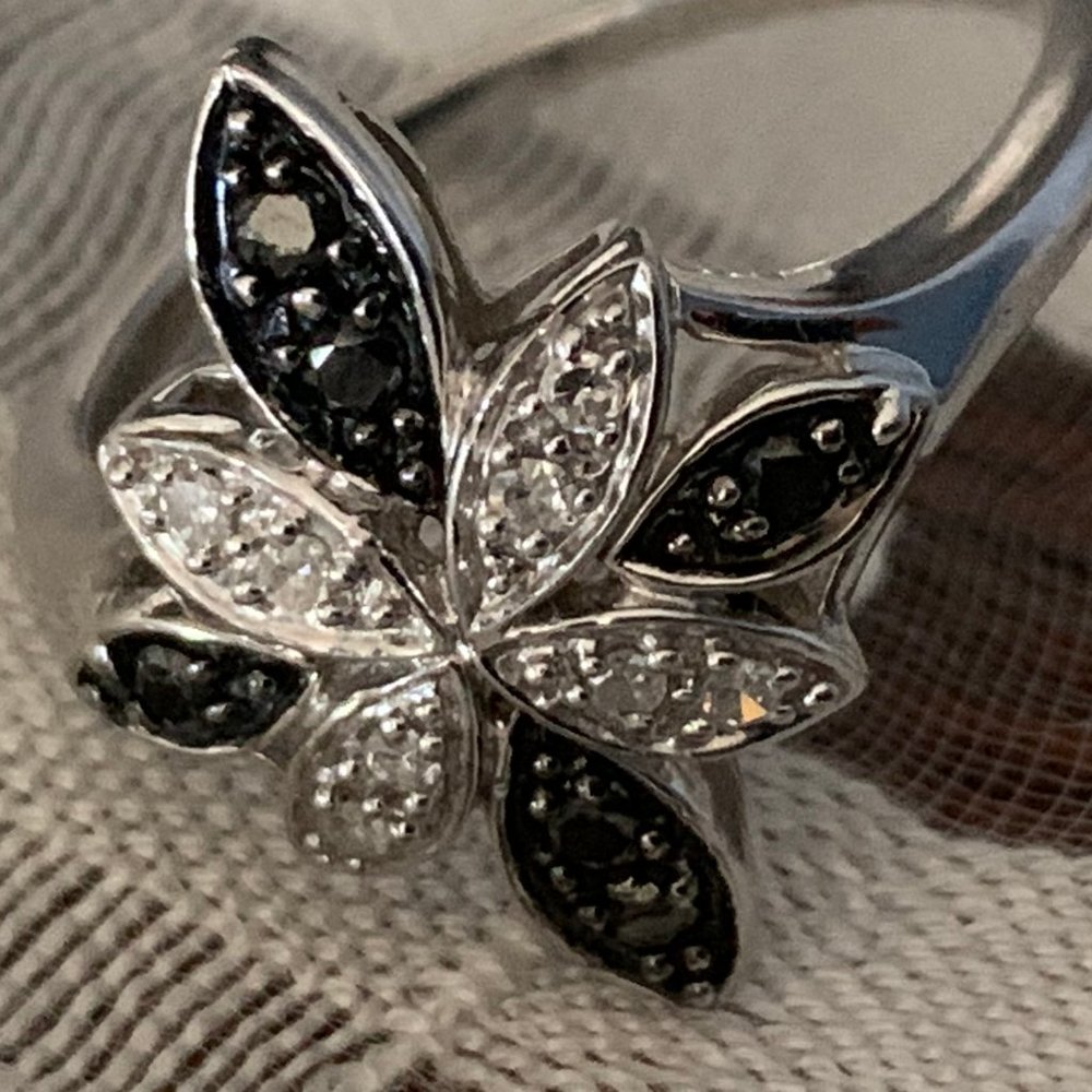 10K White Gold Black White  Diamonds Flower SZ 9